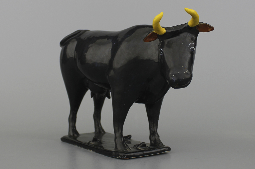 Een koe in zwart Delfts aardewerk, 1e helft 18e eeuw