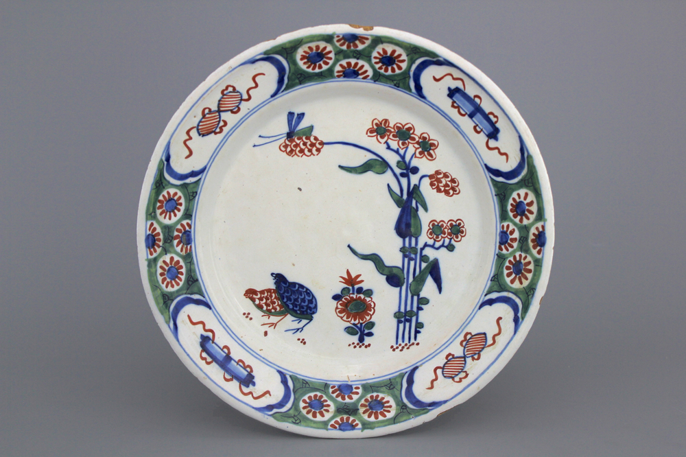 Plat de caille en fa&iuml;ence polychrome de Delft en style Kakiemon, d&eacute;but 18e