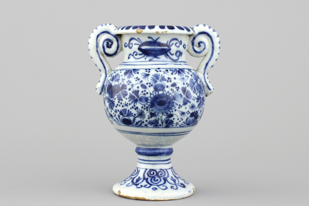 Vase d'autel en fa&iuml;ence de Delft, bleu et blanc, d&eacute;but 18e