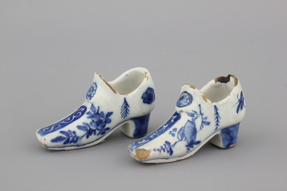 Paire de souliers en fa&iuml;ence de Delft, bleu et blanc, 18e