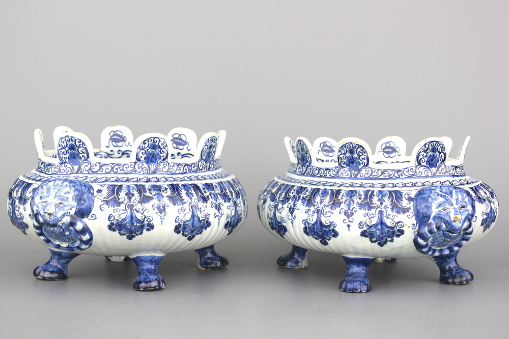 Uitzonderlijk paar blauw en witte Delftse glaskoelers, 18e eeuw