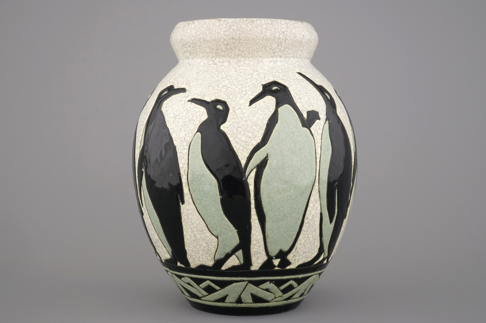 Une vase aux penguins, Charles Catteau pour Boch K&eacute;ramis, vers 1927