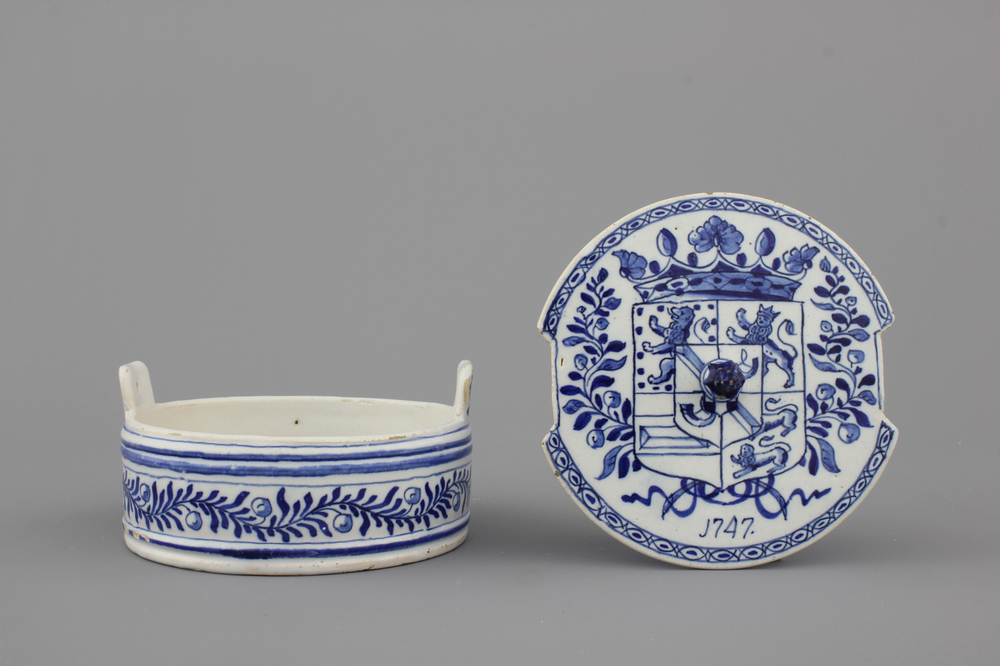 Beurrier rare en fa&iuml;ence de Delft, bleu et blanc, d&eacute;cor &eacute;cusson royal, dat&eacute; 1747