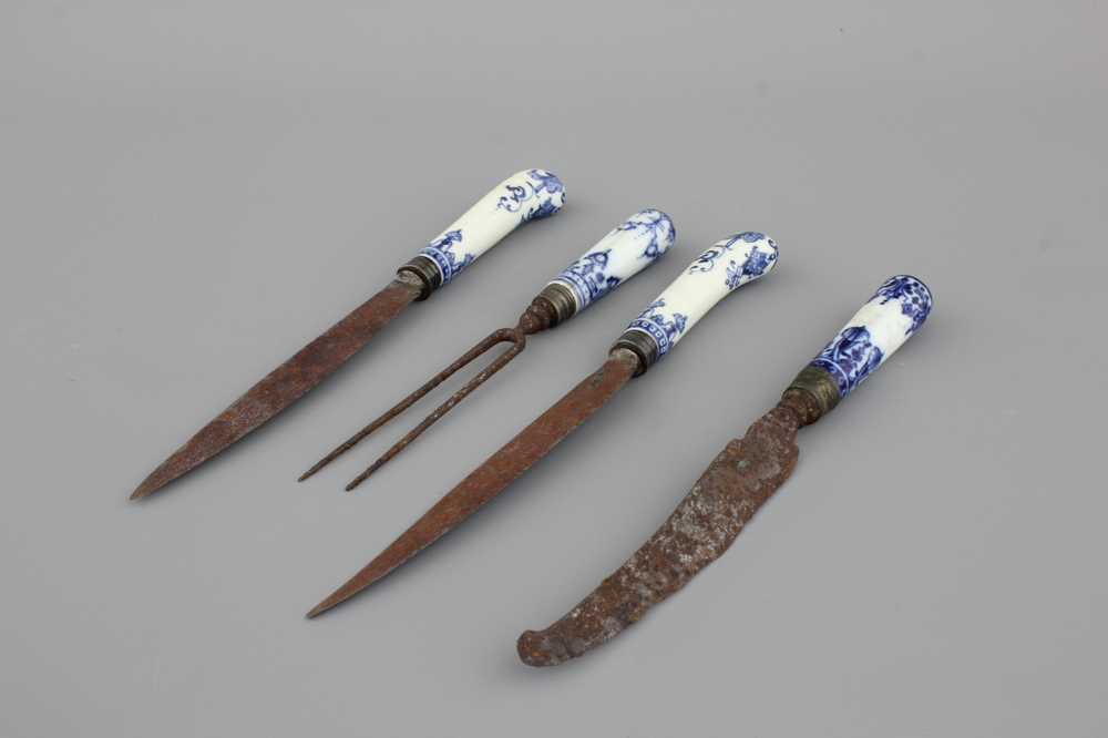 A set of 4 blue and white French Saint-Cloud soft paste knife and fork handles, 18th C.