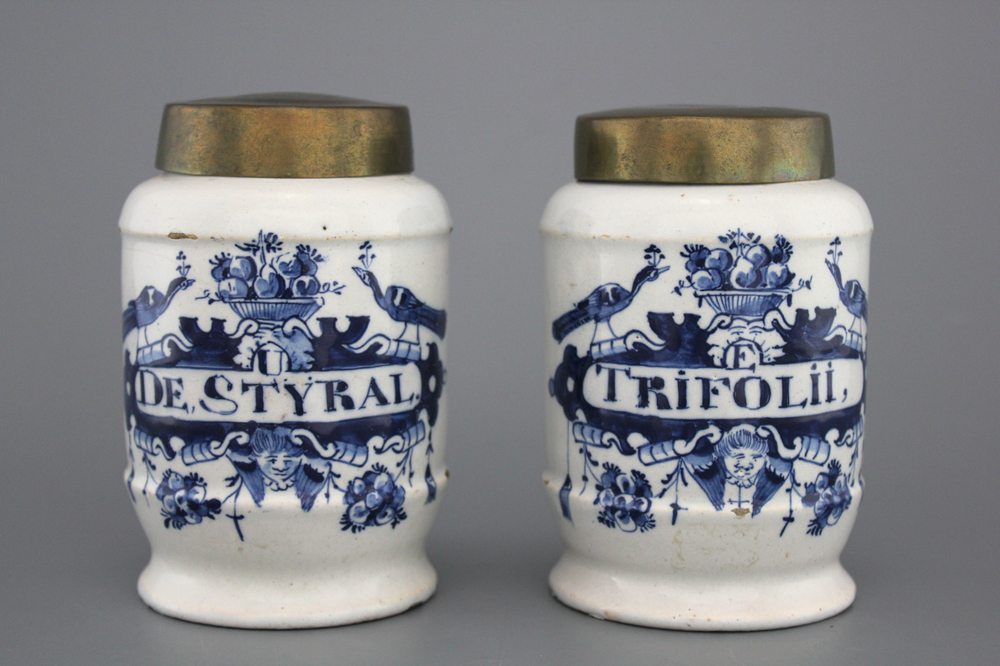 Paire de pots de pharmacie, forme albarello en fa&iuml;ence de Delft, bleu et blanc, 18e