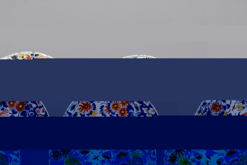 Paar polychrome Delftse borden met chinoiserie, decor vogel op haag, ca 1700