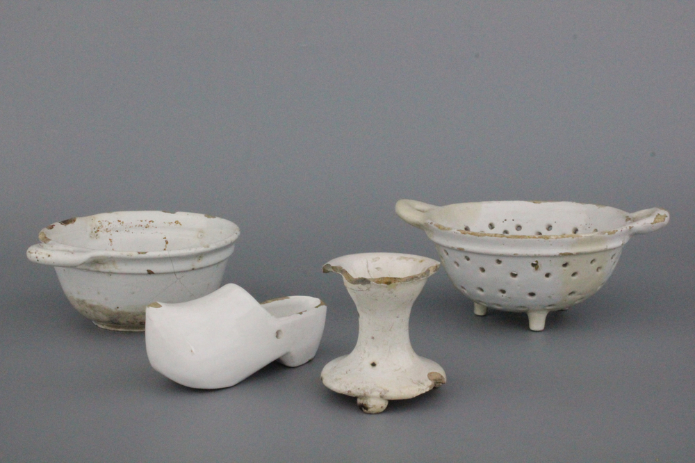 A group of 4 pieces of white Delftware, 18/19th C.