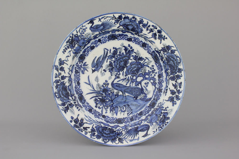 Grand plat tr&egrave;s fin en fa&iuml;ence de Delft, bleu et blanc avec chinoiserie, fin 17e