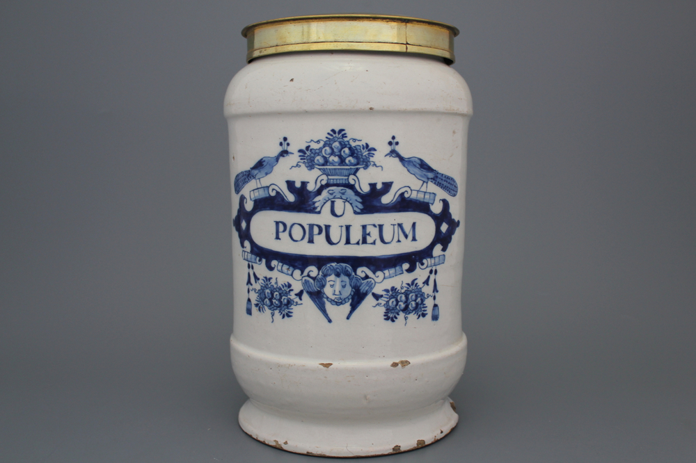 Grand pot de pharmacie couvert, forme albarello, en fa&iuml;ence de Delft, bleu et blanc, 18e
