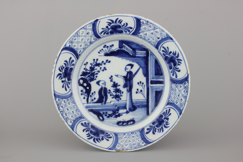 Blauw en witte Delftse schaal met chinoiserie, 18e eeuw