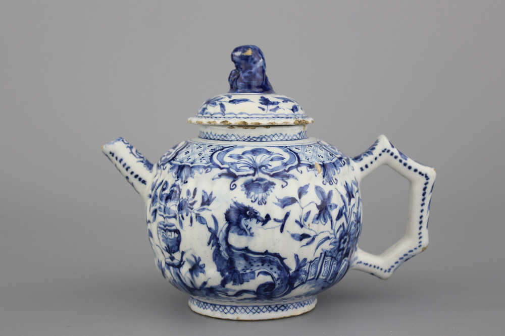 A rare Dutch Delft chinoiserie teapot, Cornelis De Berg, De Witte Starre, 18th C.