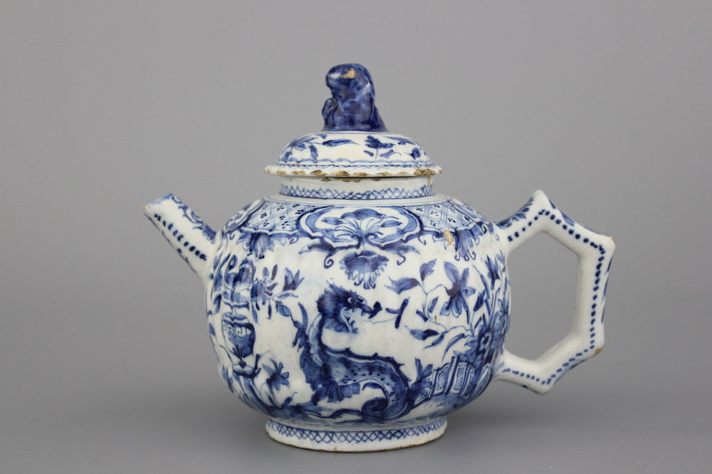 Zeldzame Delftse theepot met chinoiserie, Cornelis De Berg, De Witte Starre, 18e eeuw