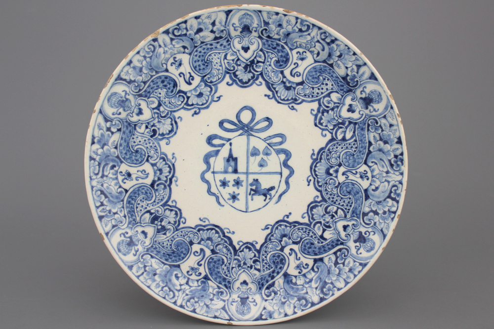 Une assiette armoiri&eacute;e en fa&iuml;ence de Delft bleu et blanc, vers 1700