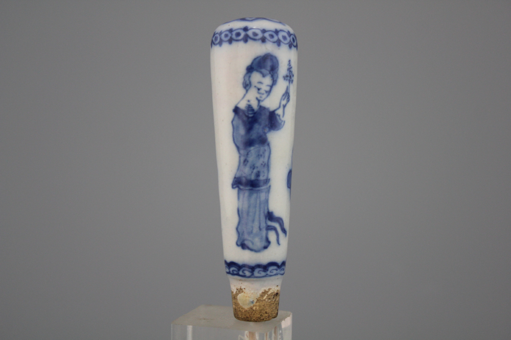 Poign&eacute;e de couteau rare en fa&iuml;ence de Delft, bleu et blanc avec chinoiserie, fin 17e