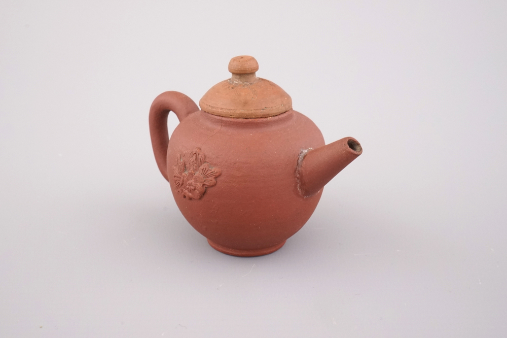 A Dutch Delft Ary De Milde red stoneware miniature teapot, 18th C.