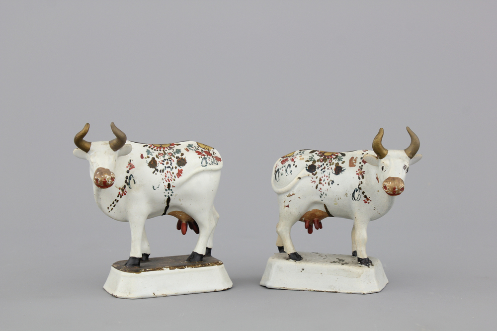 Paire de vaches en fa&iuml;ence blanche de Delft, peinte froide, 18e