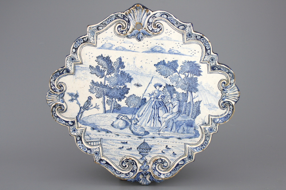 Plaque fine en fa&iuml;ence de Delft, bleu et blanc, d&eacute;cor sc&egrave;ne romantique, 18e