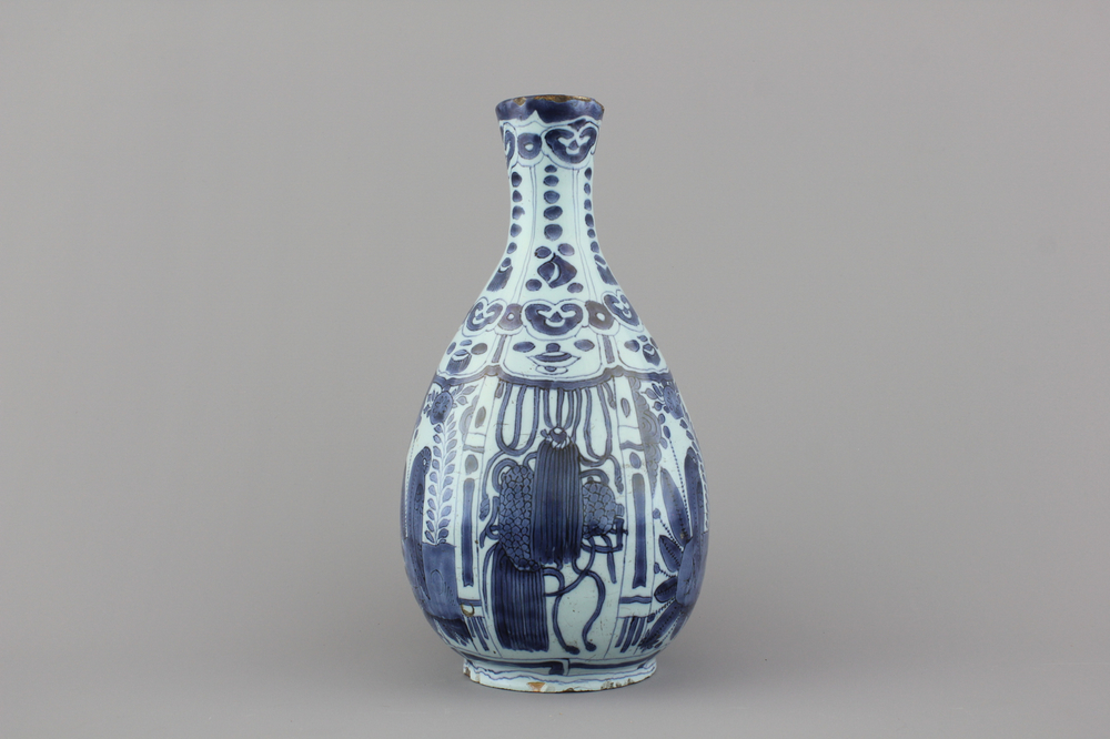 Vase en forme de bouteille en fa&iuml;ence de Delft, bleu et blanc avec chinoiserie, style Wan-Li, 17e