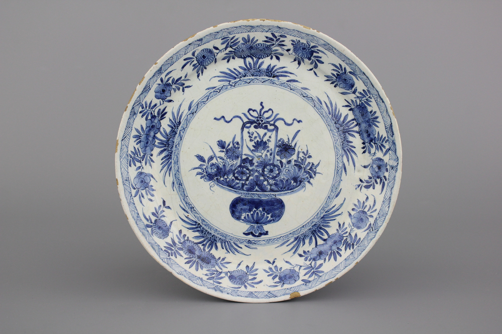 Fijn blauw en wit Delfts pannenkoekenbord met chinoiserie, ca 1720