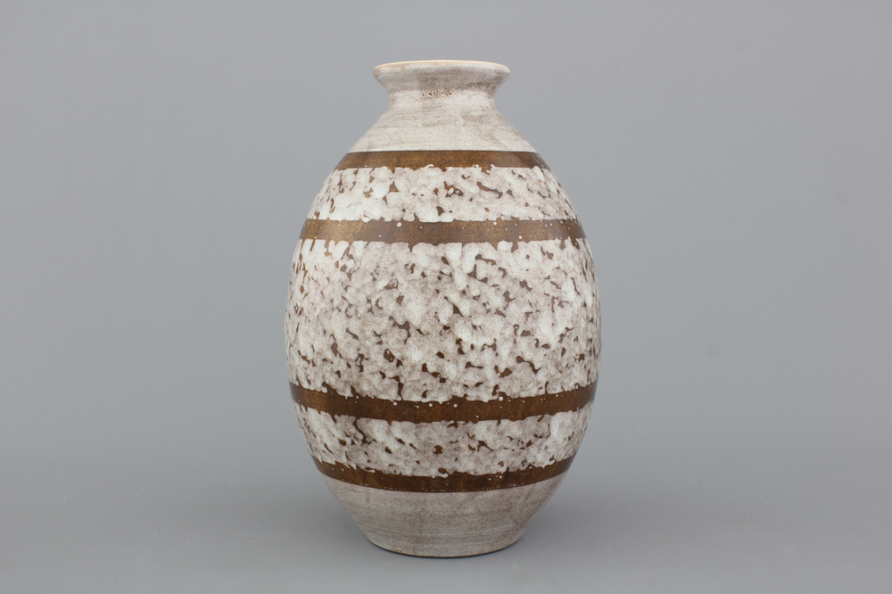 Vase en gla&ccedil;ure tachet&eacute;e brune, Boch Fr&egrave;res Keramis, de Charles Catteau, 1e moti&eacute; 20