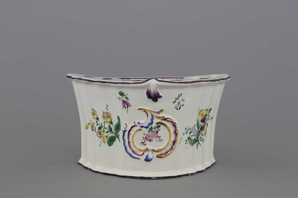 A fine German faience bouquetiere, probably Bayreuth, 18th C.