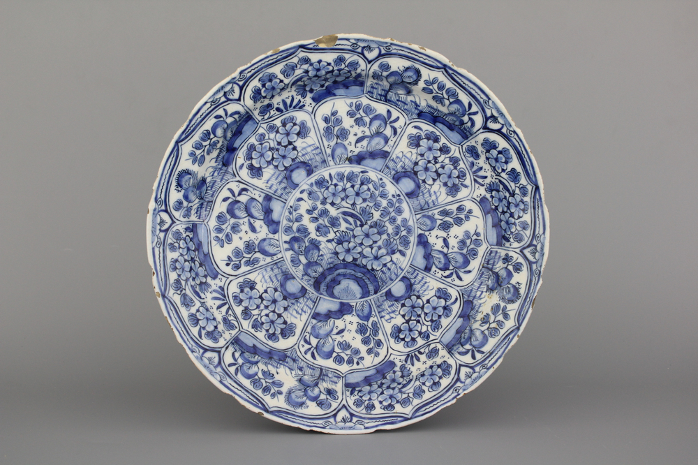 Plat en fa&iuml;ence de Delft, bleu et blanc avec chinoiserie, 18e