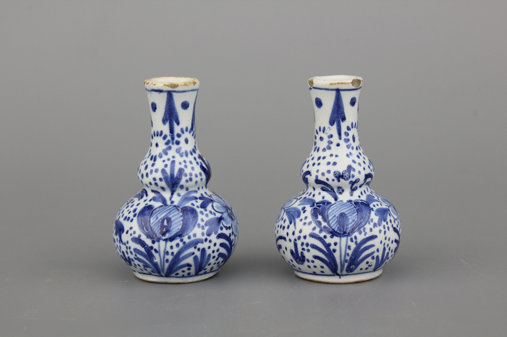 Paire de vases en forme de bouteilles pour maison de poup&eacute;es en fa&iuml;ence de Delft, bleu et blanc, 18e