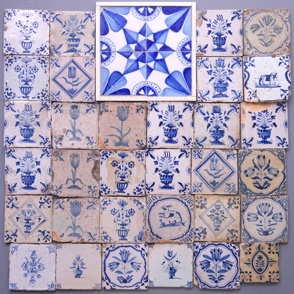 Collection de 36 carreaux en fa&iuml;ence de Delft, bleu et blanc, 17e-18e