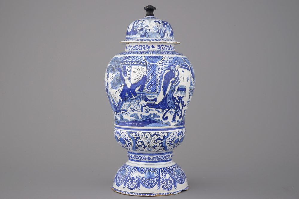 Opmerkelijke grote Delftse urne met deksel, met chinoiserie, 17e eeuw