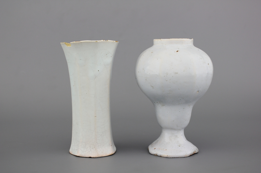 Deux vases en fa&iuml;ence blanche de Delft, 18e