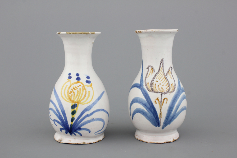 Paar kleine vaasjes in Frans aardewerk, Nevers, 17e eeuw'A pair of French faience Nevers small vases, 17th C.