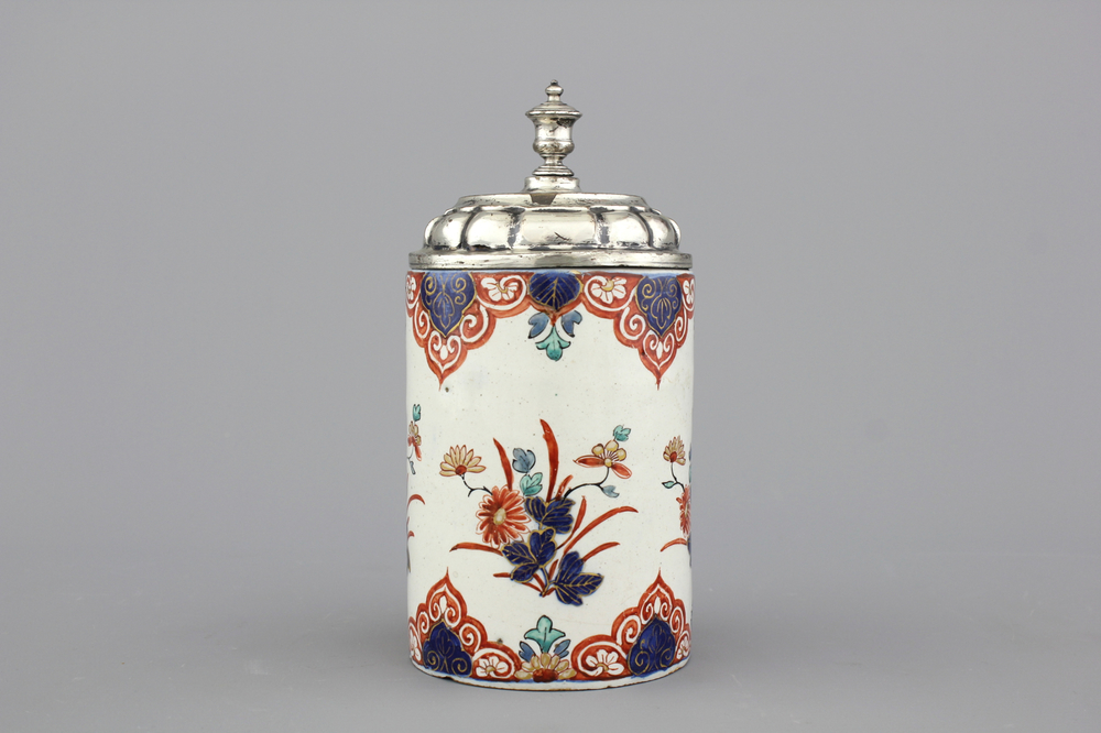 Cilindervormige drinkbeker, Delfts dor&eacute;, met zilveren deksel, 18e eeuw