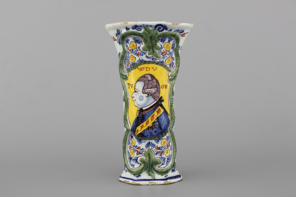 Vase orangiste rare en fa&iuml;ence de Delft, d&eacute;cor portrait royal, 18e