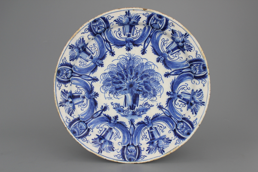 Plat fin en fa&iuml;ence de Delft, bleu et blanc, d&eacute;cor floral, 18e