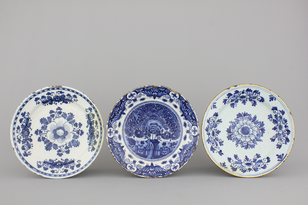 Groep van 3 blauw en witte Delftse borden, 18e eeuw