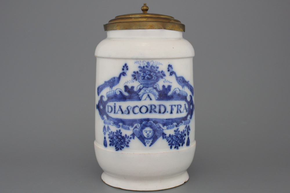 Grand pot de pharmacie couvert, forme albarello, en fa&iuml;ence de Delft, bleu et blanc, 18e