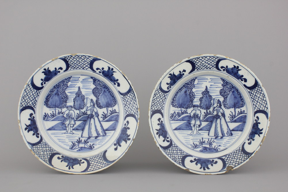 Paire de plats figuratives en fa&iuml;ence de Delft, bleu et blanc, 18e