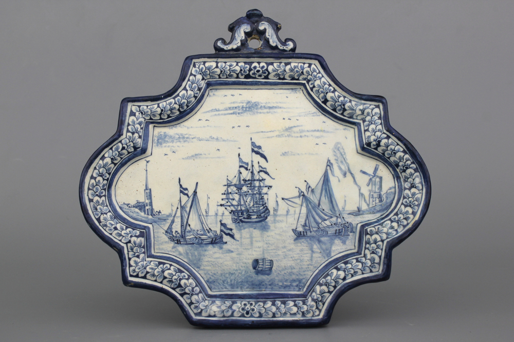 Plaquette en fa&iuml;ence de Delft, bleu et blanc, d&eacute;cor maritime, 18e
