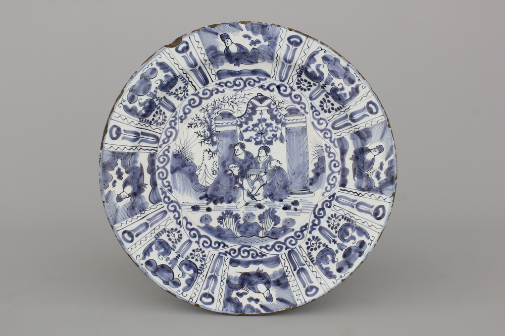 Plat en fa&iuml;ence de Delft, bleu et blanc avec chinoiserie, style Ming, 18e