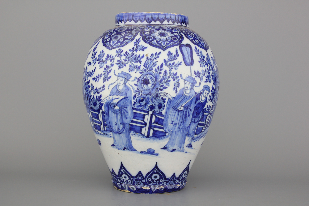A large Dutch Delft blue and white chinoiserie vase, 18th C.