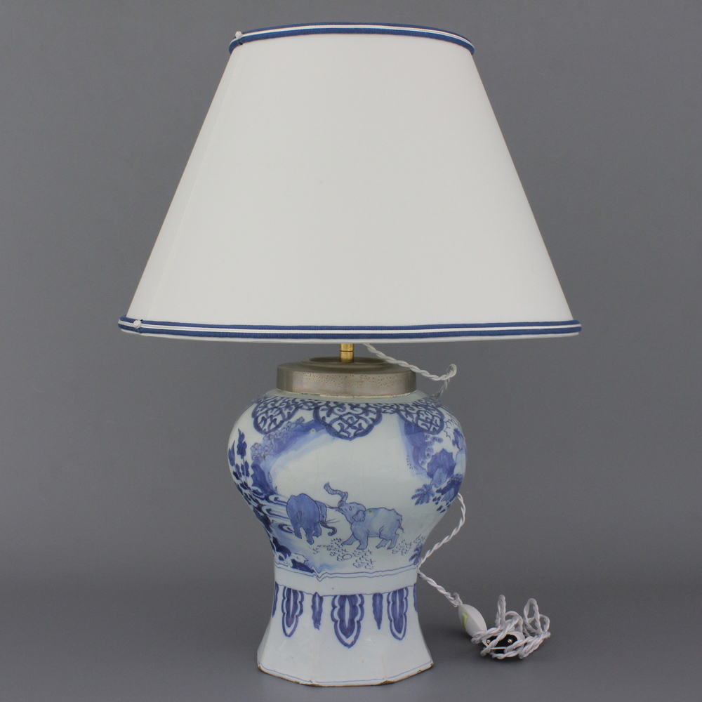 Vase rare en fa&iuml;ence de Delft, bleu et blanc, d&eacute;cor &eacute;l&eacute;phants, mont&eacute; comme lampadaire, fin 17e