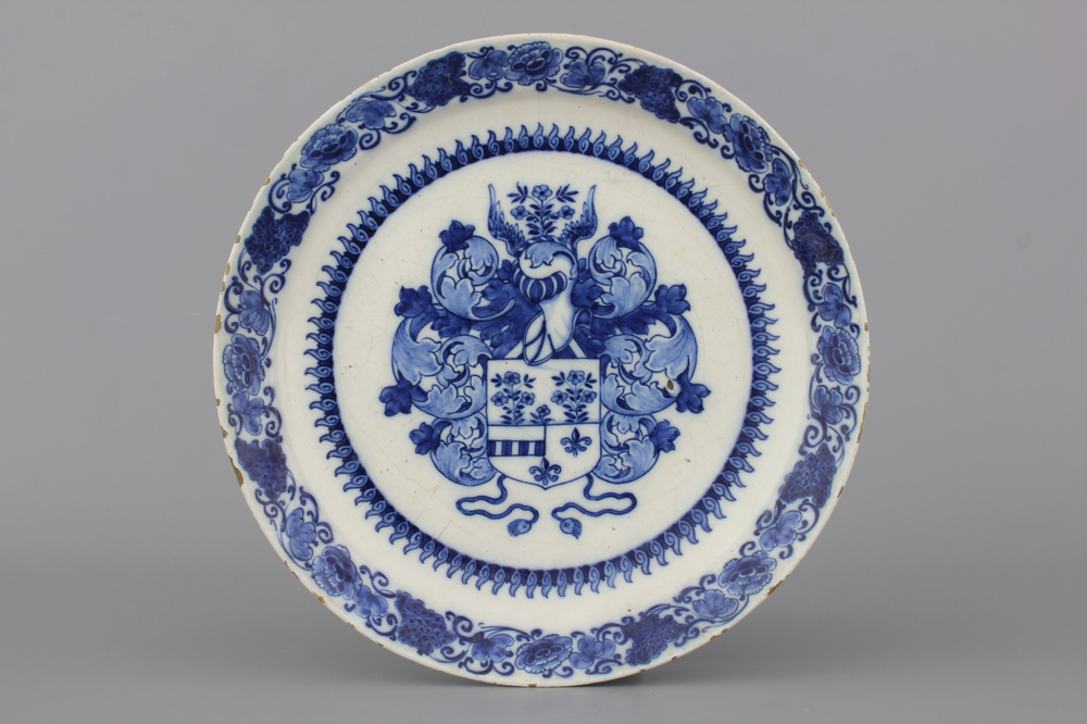 Plat fin &agrave; &eacute;cusson en fa&iuml;ence de Delft, bleu et blanc, env. 1700