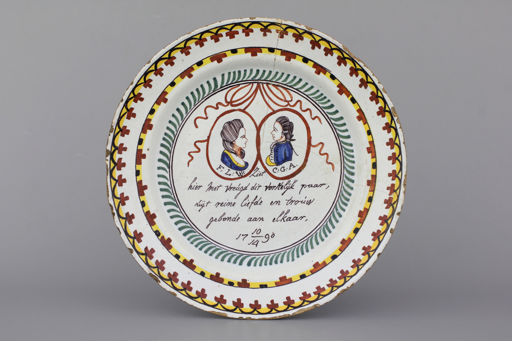 Plat de mariage orangiste rare en fa&iuml;ence de Delft, dat&eacute; 1790