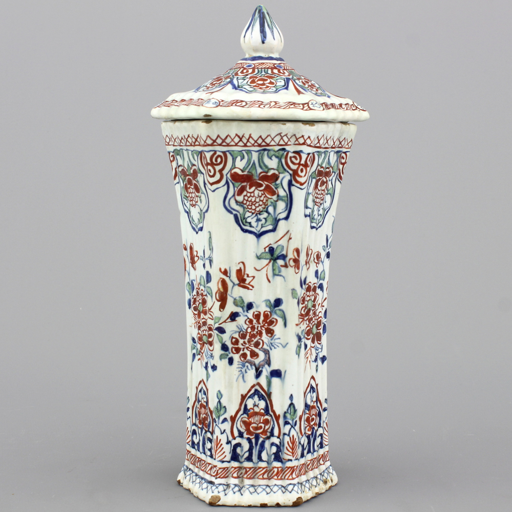 Vase couvert en fa&iuml;ence de Delft palette cachemire, env. 1700