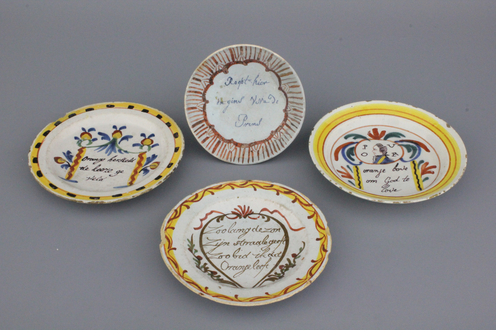 Lot de 4 plats en fa&iuml;ence polychrome de Delft avec texte orangiste, 17e-18e