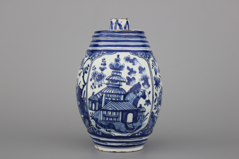 Zeldzame blauw en witte Delftse fles voor geestrijke drank in de vorm van een ton, chinoiserie, ca 1720