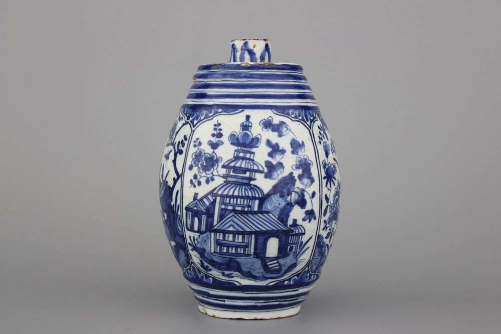 Bouteille rare pour boissons spiritueux en fa&iuml;ence de Delft, bleu et blanc avec chinoiserie en forme de tonneau, env. 1720