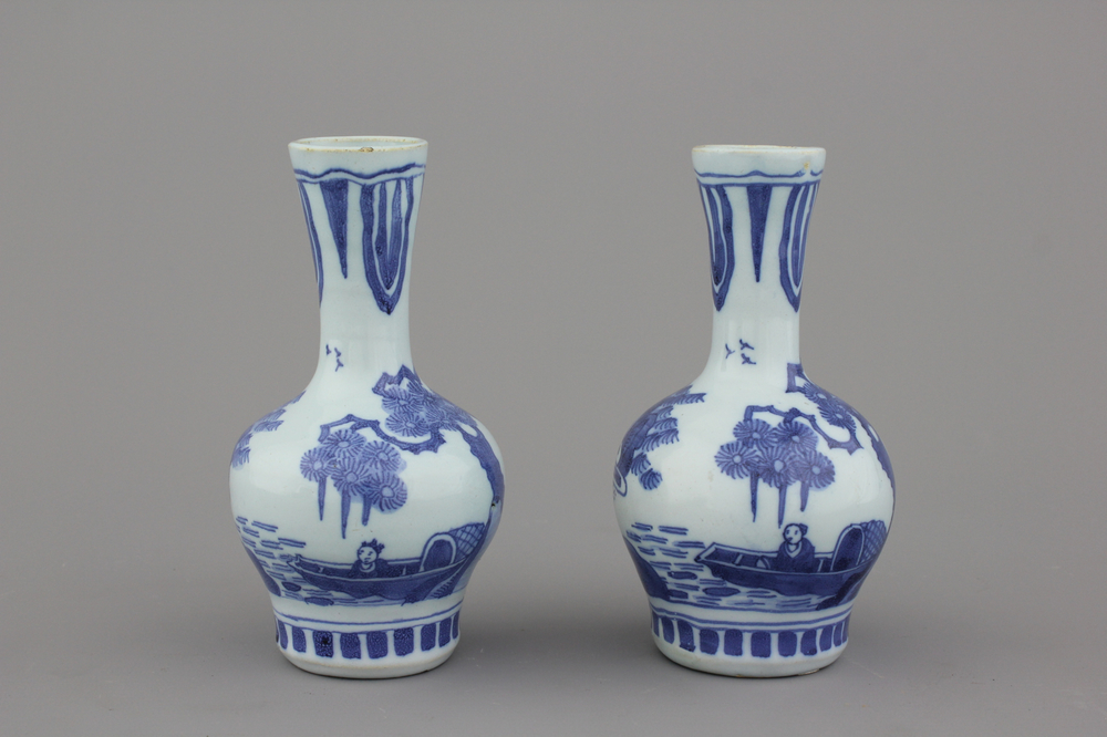 Paire de vases en forme de bouteilles en Delft hollandais ou anglais, bleu et blanc, 17e
