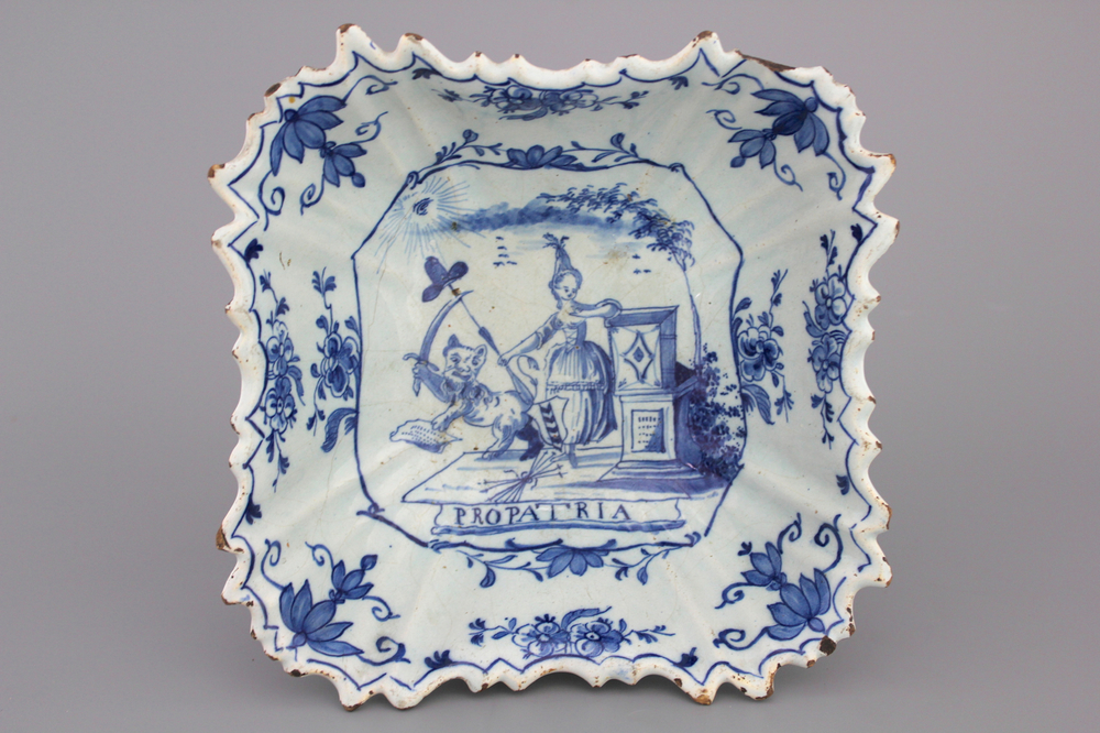 Coupe carr&eacute;e en fa&iuml;ence de Delft, bleu et blanc, d&eacute;cor sc&egrave;ne patriotique, 18e