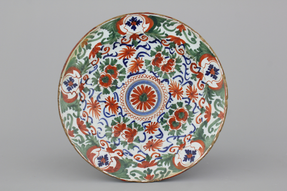 Plat ornamental en fa&iuml;ence polychrome de Delft, d&eacute;cor floral, 18e